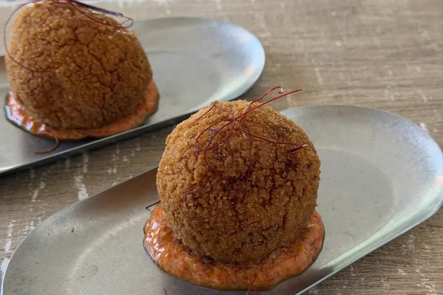 Supplì romanos de Sale e Pepe con albahaca y salsa de queso