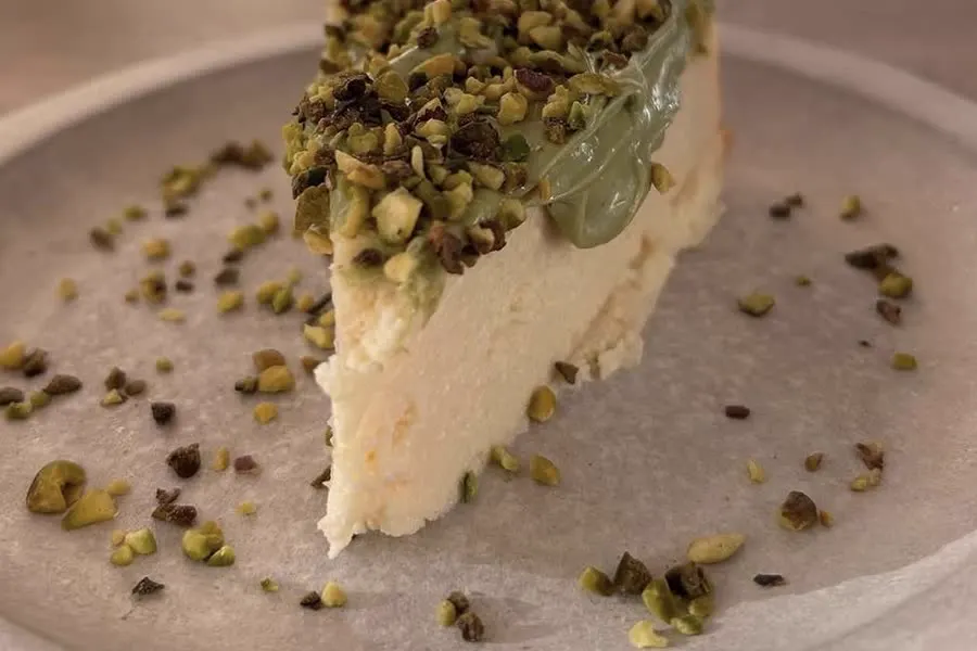 Porción de cheesecake al pistacho