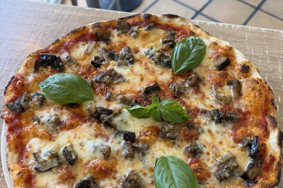Pizza romana Parmigiana con berenjena, mozzarella y albahaca
